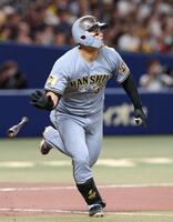 ７回阪神２死、ソロを放つ阪神・前川右京＝バンテリンドーム（撮影・西田忠信）