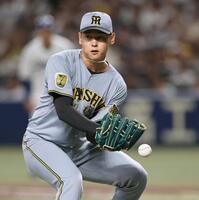 ３回、細川の打球をはじく早川（撮影・田中太一）