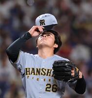 ４回、金丸のバントを二塁へ悪送球した椎葉（撮影・西田忠信）