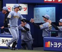 １回、左越えソロを放った森下を迎える藤川監督