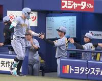 ９回表、ソロを放った佐藤輝（左）とタッチを交わす藤川監督（撮影・立川洋一郎）