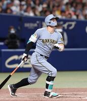 ９回、ソロを放つ佐藤輝（撮影・西田忠信）