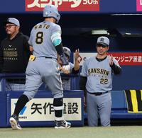 ９回、ソロを放った佐藤輝を迎える藤川監督（撮影・西田忠信）