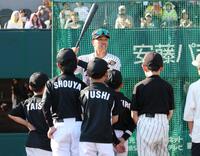 子どもたちを指導する岡城（撮影・坂部計介）