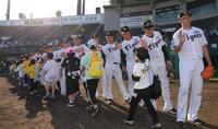 野球教室を終え、子どもたちとタッチを交わす阪神ナイン（撮影・坂部計介）