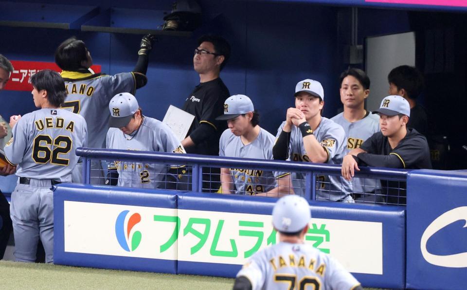 ９回、森下が二直に打ち取られ、敗戦を見届ける門別（右端）＝撮影・立川洋一郎
