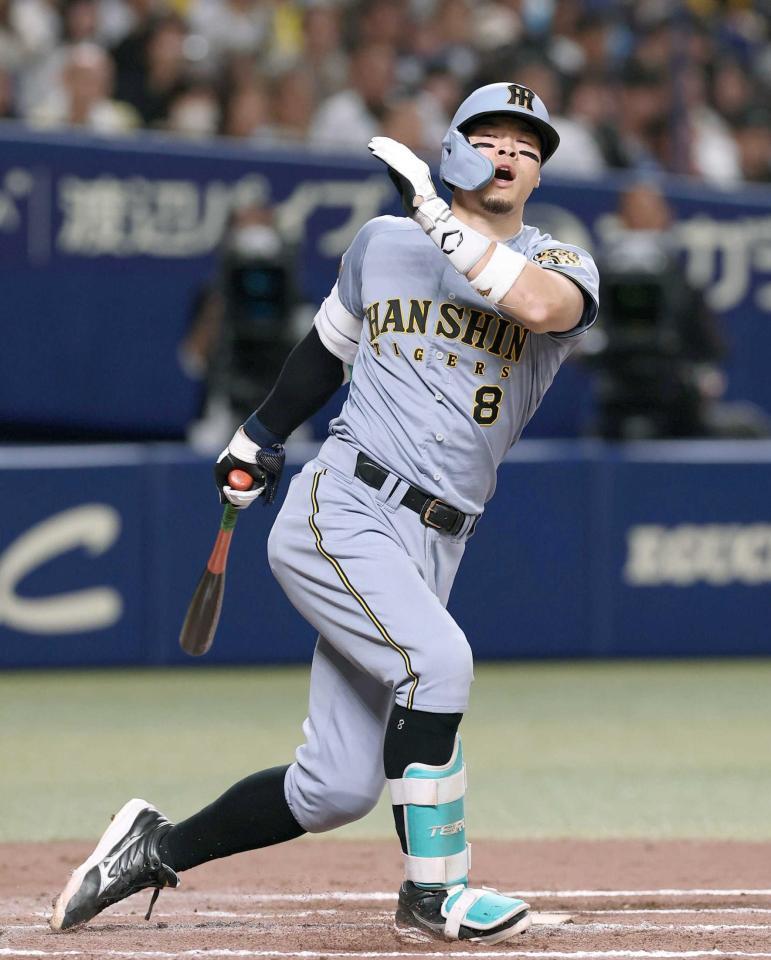 　７回、空振り三振に倒れる佐藤輝（撮影・西田忠信）
