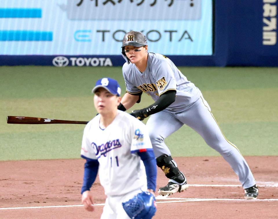 　１回、走者一掃の先制二塁打を放つ前川。投手中西（撮影・立川洋一郎）
