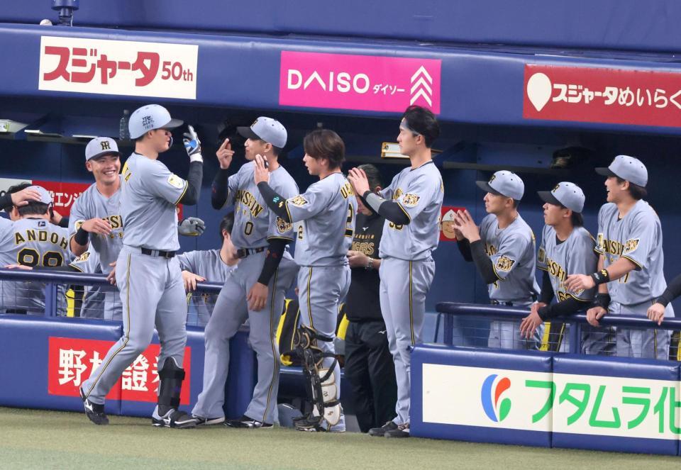 １回、先制ソロを放った森下を祝福するナイン（撮影・立川洋一郎）