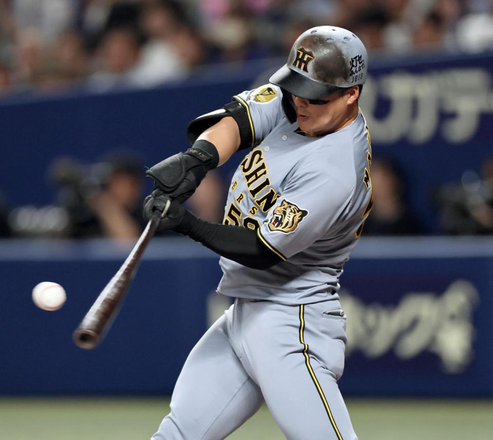 ７回、右越えへソロを放つ前川（撮影・田中太一）