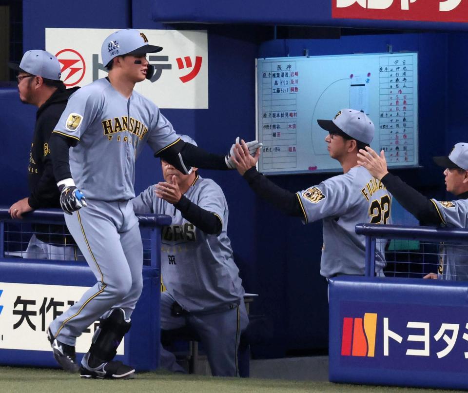 １回、左越えソロを放った森下を迎える藤川監督