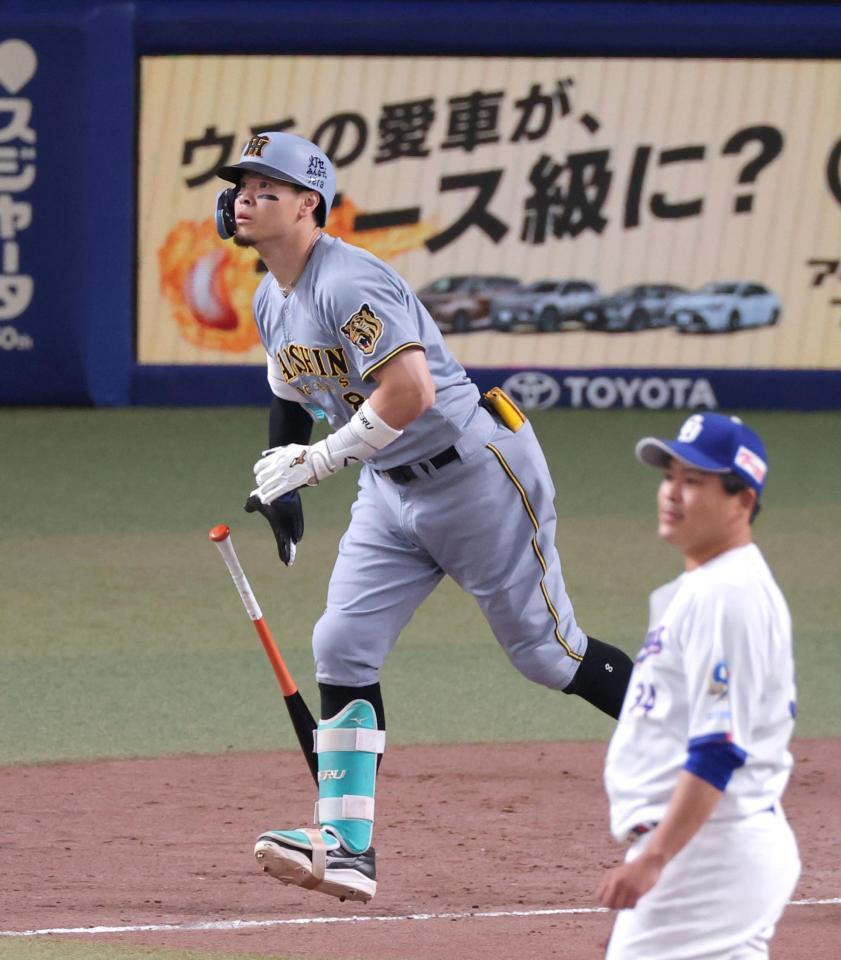 ９回、右翼スタンドへソロを放つ佐藤輝（撮影・立川洋一郎）