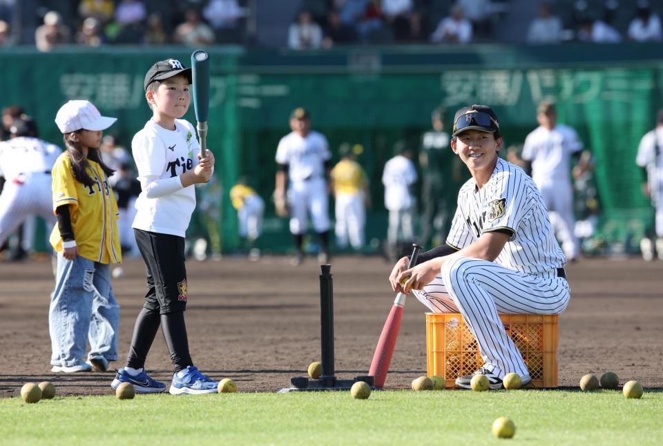 試合後の野球教室で、子どもたちを指導する立石（右）＝撮影・坂部計介