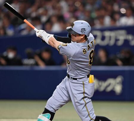 　９回、ソロを放つ佐藤輝（撮影・西田忠信）