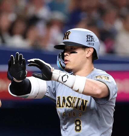 ９回、ソロを放ち生還する佐藤輝（撮影・西田忠信）