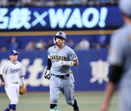 ９回、ソロを放ちゆっくりと三塁へ走る佐藤輝（撮影・田中太一）