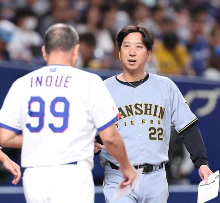 メンバー表の交換に向かう藤川監督（右）＝撮影・西田忠信