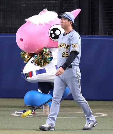 ７回表が終わり、選手の交代を告げに向かう藤川監督（撮影・立川洋一郎）