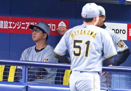 ４回、早川（５１）を降板させる藤川監督（撮影・立川洋一郎）