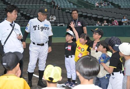 野球教室を開催した阪神・掛布ＯＢ会長（撮影・金居みつよし）