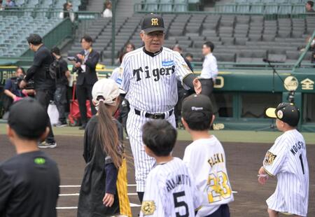 子どもたちに野球の楽しさを教える掛布ＯＢ会長（撮影・金居みつよし）