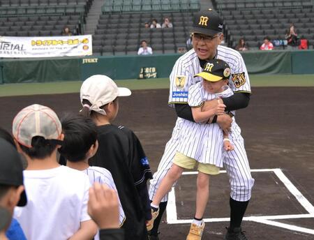 子どもたちに野球の楽しさを教える掛布ＯＢ会長（撮影・金居みつよし）