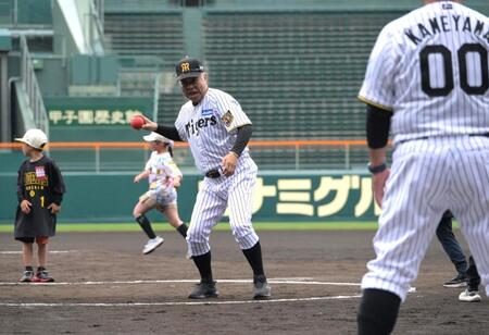 子どもたちに野球の楽しさを教える掛布ＯＢ会長（撮影・金居みつよし）