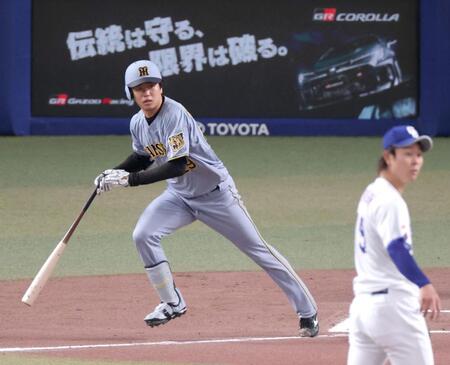 ６回、左前打を放つ高橋（撮影・立川洋一郎）