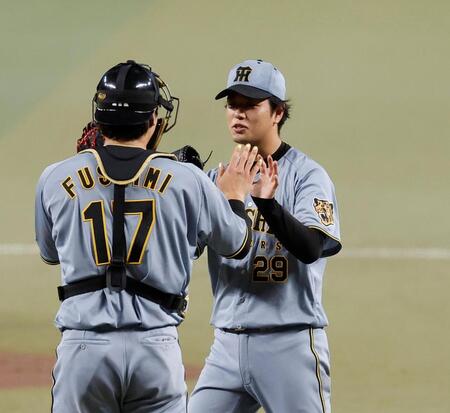 完封勝利を挙げ、伏見（左）と喜ぶ高橋（撮影・西田忠信）