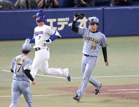 ９回、福永（左）を一ゴロに打ち取り完封勝利を飾る高橋（２９）＝撮影・立川洋一郎
