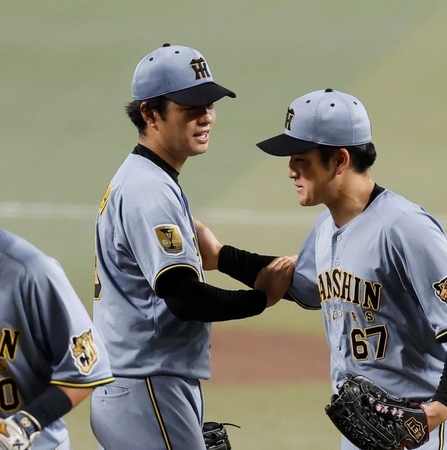 決勝打を放った高寺（右）と勝利を喜ぶ高橋（撮影・西田忠信）
