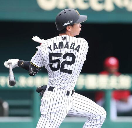 ６回、中前打を放つ山田（撮影・中田匡峻）