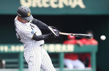 ５回、バットを折られながらも内野安打で出塁する西純（撮影・中田匡峻）