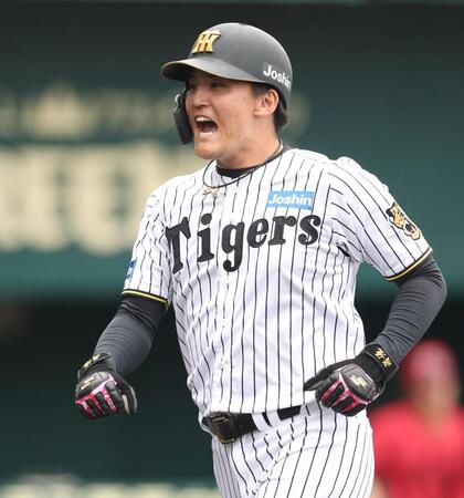 ５回裏の攻撃を終え、２点適時打を放った元山は雄叫びを上げながらベンチに戻る（撮影・中田匡峻）