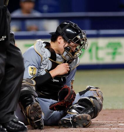 ３回、高橋の投球が体に当たり顔をしかめる伏見（撮影・西田忠信）