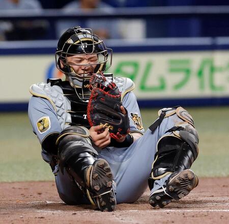 ３回、高橋の投球が体に当たり顔をしかめる伏見（撮影・西田忠信）