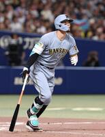 ９回、ソロを放つ佐藤輝（撮影・西田忠信）