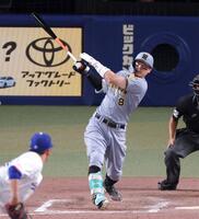 ９回、右翼スタンドへソロを放つ佐藤輝（撮影・立川洋一郎）