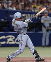 １回、先制ソロを放つ森下（撮影・西田忠信）