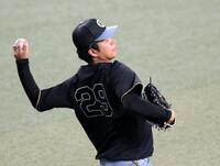 登板へ向けて調整する高橋（撮影・立川洋一郎）