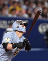 ７回、ソロを放つ前川（撮影・西田忠信）