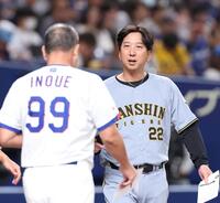 メンバー表の交換に向かう藤川監督（右）＝撮影・西田忠信