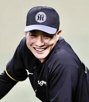 練習前、笑顔を見せる木浪（撮影・田中太一）