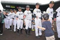 野球教室を開催した掛布氏（中央）ら阪神タイガースＯＢ選手ら（撮影・金居みつよし）