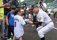 子どもたちに野球の楽しさを教える掛布ＯＢ会長（撮影・金居みつよし）