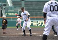 子どもたちに野球の楽しさを教える掛布ＯＢ会長（撮影・金居みつよし）
