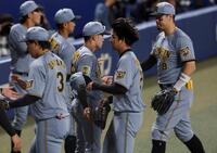 初回を投げ終えベンチに戻る高橋（右から２人目）＝撮影・西田忠信