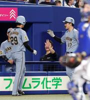 ６回、先制２ランを放ち、高橋（左）を迎える高寺望（撮影・西田忠信）