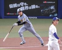 ６回、左前打を放つ高橋（撮影・立川洋一郎）