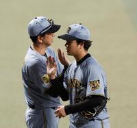 完封勝利を挙げ、藤川監督（左）とタッチを交わす高橋（撮影・西田忠信）